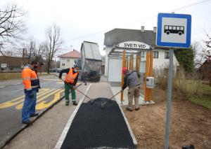 ASFALTIRANJE AVTOBUSNEGA POSTAJALIŠČA SVETI VID 01 FOTO LJUBO VUKELIČ